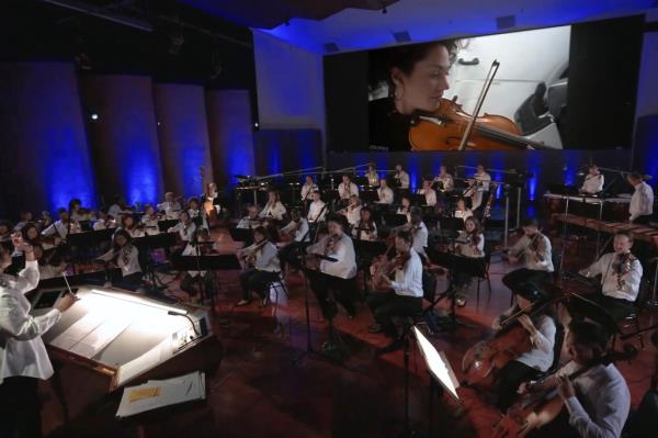 An American orchestra played along to Gills' cosmic solo. 