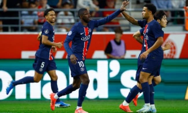 Ousmane Dembélé high fives Warren Zaïre-Emery after scoring during the Ligue 1 match between Paris Saint-Germain and Reims