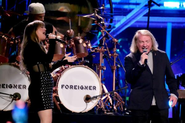 Kelly Clarkson and Lou Gramm of Foreigner.