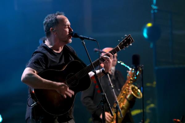 Dave Matthews — before his band’s inducement — helped ho<em></em>nor Buffett with an acoustic version of the late singer-songwriter’s “A Pirate Looks at Forty.”