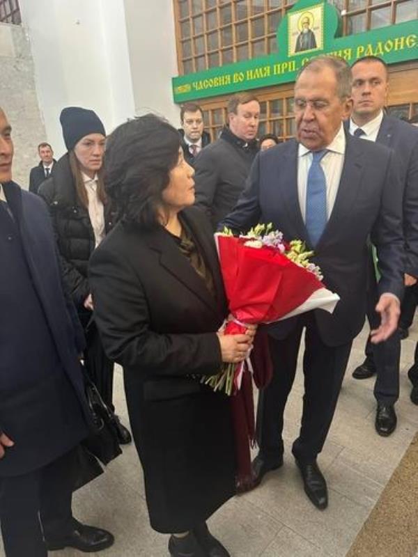 North Korean Foreign Minister Choe Son-hui (C), receives a flower bouquet from her Russian counterpart, Sergey Lavrov (R), in this photo released by the Russian foreign ministry's spokesperson, Maria Zakharova. (PHOTO NOT FOR SALE) (Yonhap)