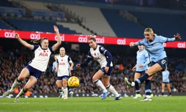 Jill Roord fires home Manchester City’s third goal in their WSL victory over Tottenham.