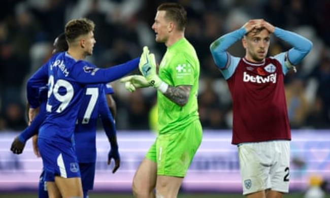 Everton goalkeeper Jordan Pickford and West Ham’s Jarrod Bowen react during the Premier League match at the Lo<em></em>ndon Stadium.