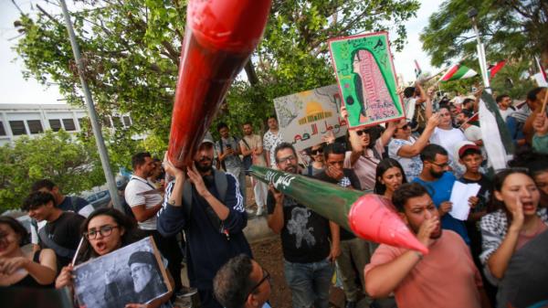 Protesters seen holding the natio<em></em>nal flags of Palestine and Lebanon at Bab Khadhra street during the demonstration. protestors gathered at Bab Khadhra, Tuni