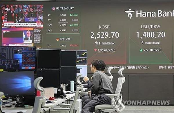 Officials work at a trading room of Hana Bank in Seoul on Nov. 12, 2024. (Yonhap)