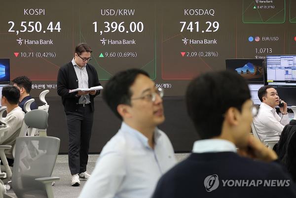 Employees work in a dealing room at Hana Bank in central Seoul on Nov. 11, 2024. (Yonhap)